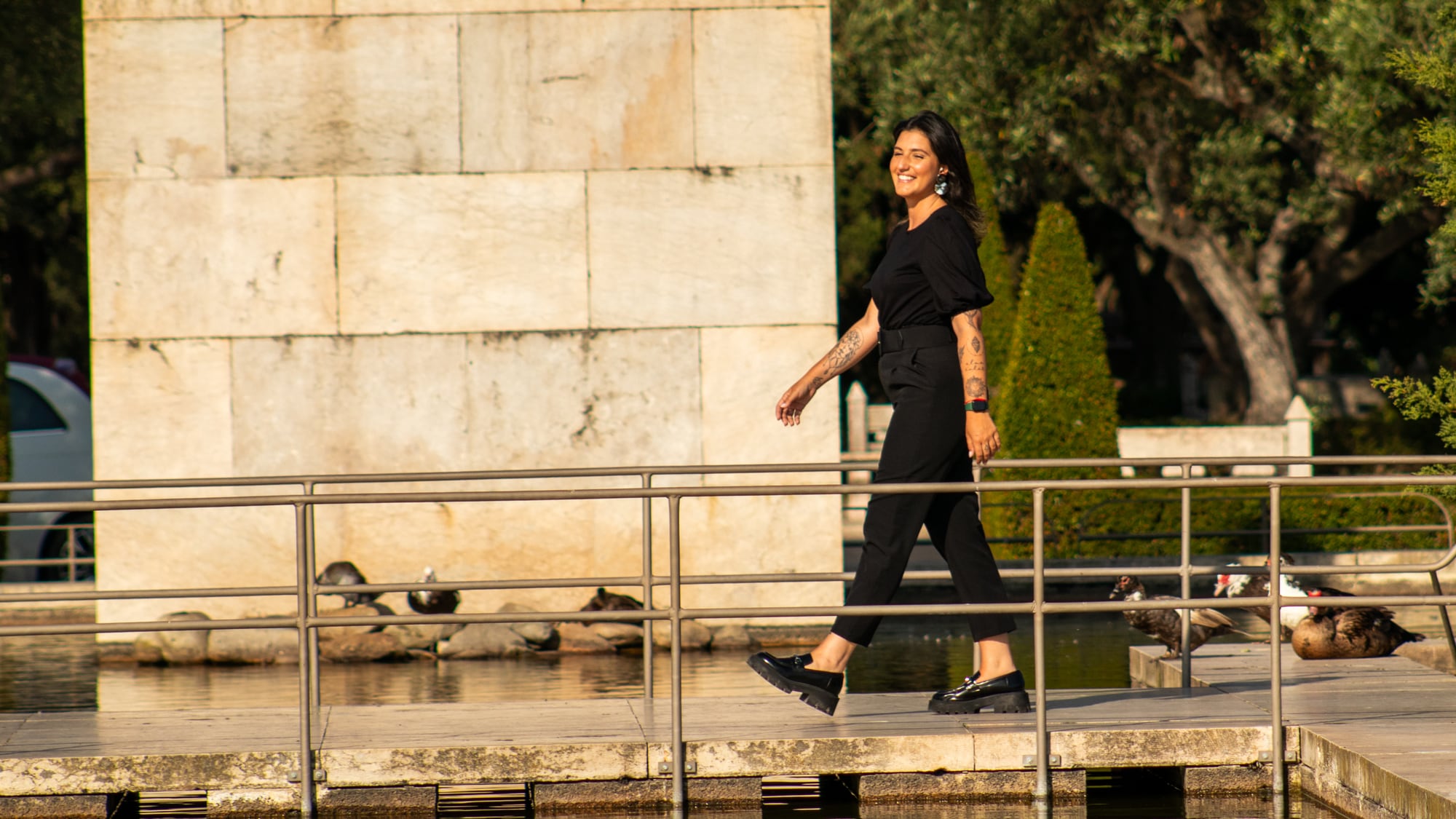 Carol Ferreira, fundadora da Move, caminhando ao ar livre